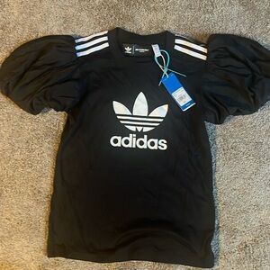 Adidas black/white short sleeve t shirt w/matching spandex shorts.